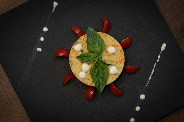 Erfolgreiche Eingewöhnung: Wie ein älterer Hund und ein Welpe harmonisch zusammenfinden – Praktische Hilfen für eine vertrauensvolle Beziehung!